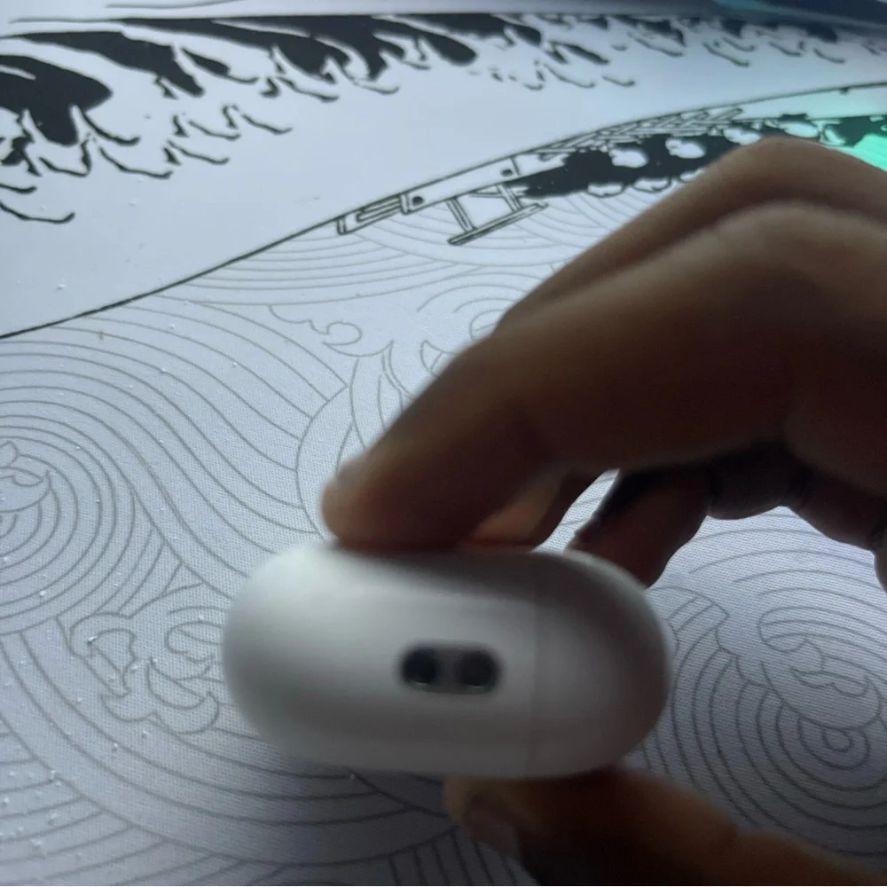 Apple White Bluetooth Headset with Noise Cancellation